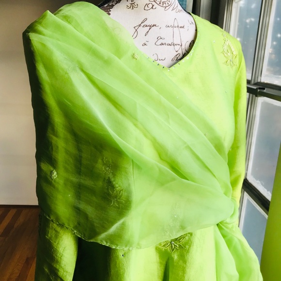 Lime green silk pant suit with scarf - Picture 6 of 8